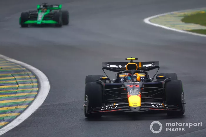 Sergio Pérez, Red Bull Racing RB20, Valtteri Bottas, Stake F1 Team KICK Sauber C44