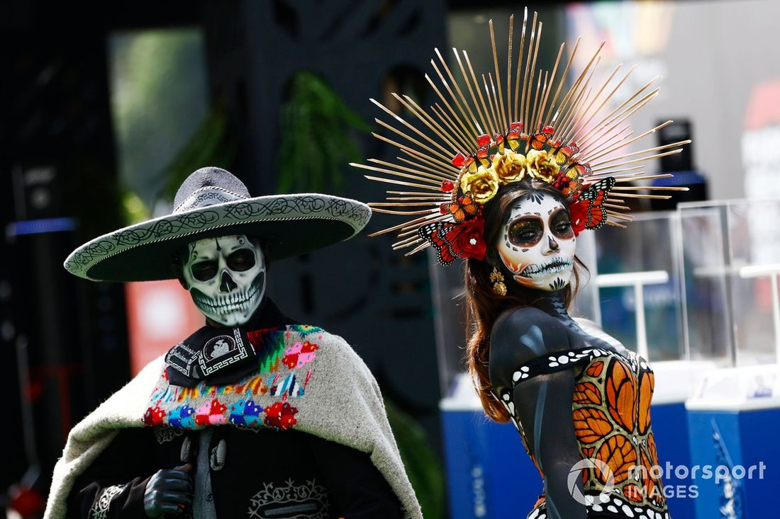 Gente maquillada de Calaveras en el Paddock 