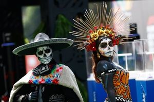 Gente maquillada de Calaveras en el Paddock