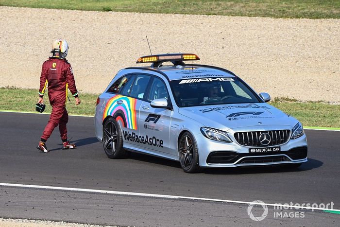 El Medical car se lleva a Sebastian Vettel, Ferrari