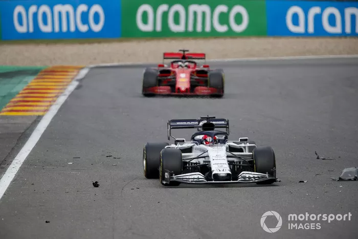 Daniil Kvyat, AlphaTauri AT01, Sebastian Vettel, Ferrari SF1000, a través de los escombros