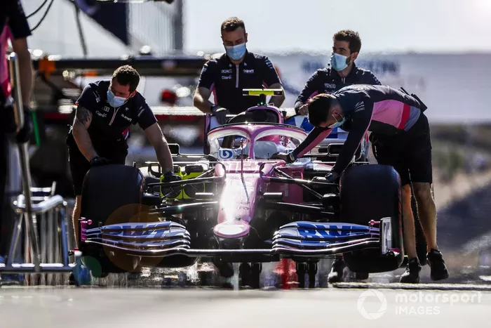 Los mecánicos de Racing Point con el coche de Lance Stroll, Racing Point RP20