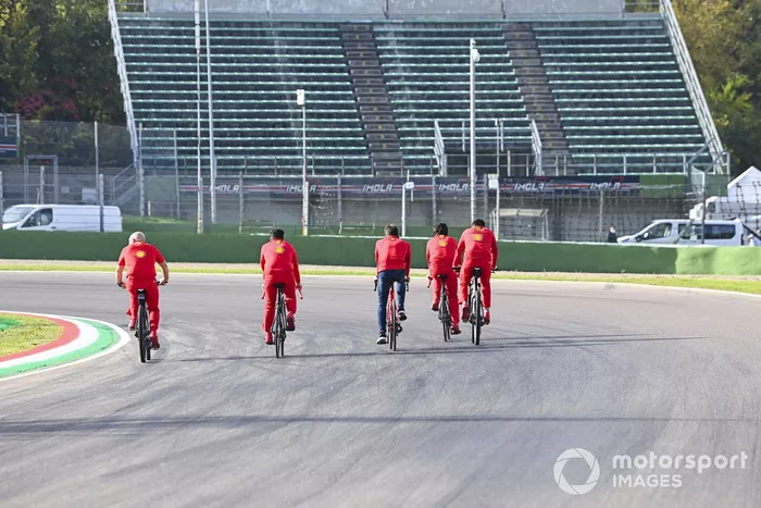 Charles Leclerc, Ferrari, recorre el circuito de Imola en bici con compañeros