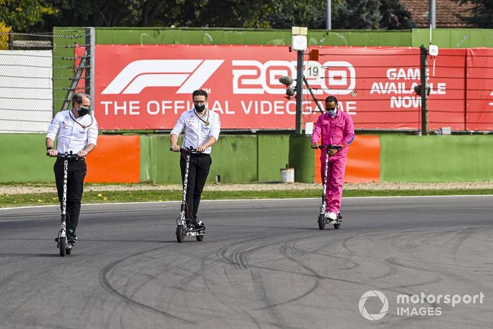 Lewis Hamilton, Mercedes-AMG F1 en un patinete