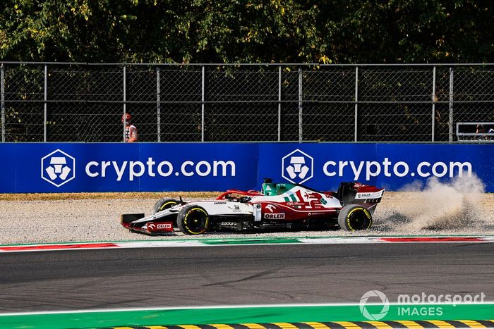 Robert Kubica, Alfa Romeo Racing C41, hace un trompo tras el toque con Yuki Tsunoda, AlphaTauri 