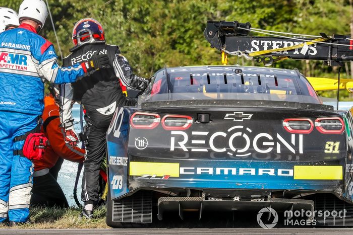 Kimi Raikkonen, TrackHouse Racing, Recogni Chevrolet Camaro sale de su coche accidentado