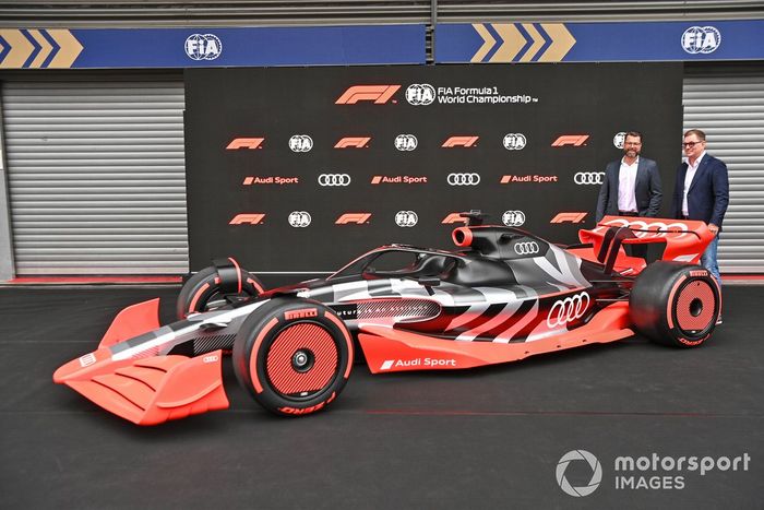 Oliver Hoffmann, Jefe de Desarrollo Técnico de Audi Sport GmbH, con Markus Duesmann, Presidente del Consejo de Administración de Audi AG, con el nuevo Audi Sport concept