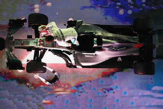 Le vainqueur Lewis Hamilton, Mercedes AMG F1 W09 EQ Power+, arrive sous le podium