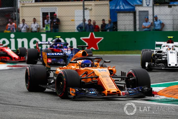 Fernando Alonso, McLaren MCL33, Charles Leclerc, Sauber C37, y Pierre Gasly, Toro Rosso STR13