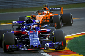 Brendon Hartley, Scuderia Toro Rosso STR13 and Stoffel Vandoorne, McLaren MCL33