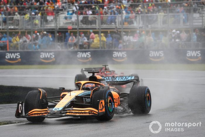 Daniel Ricciardo, McLaren MCL36, Charles Leclerc, Ferrari F1-75