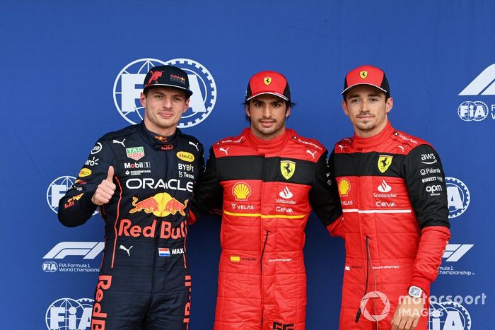 Top3 de la clasificación: segundo Max Verstappen, Red Bull Racing, ganador de la pole Carlos Sainz, Ferrari, tercero Charles Leclerc, Ferrari 