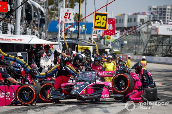 Helio Castroneves, Meyer Shank Racing Honda, pit stop