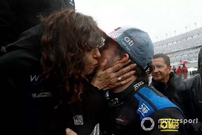 Fernando Alonso es felicitado tras su victoria en Daytona