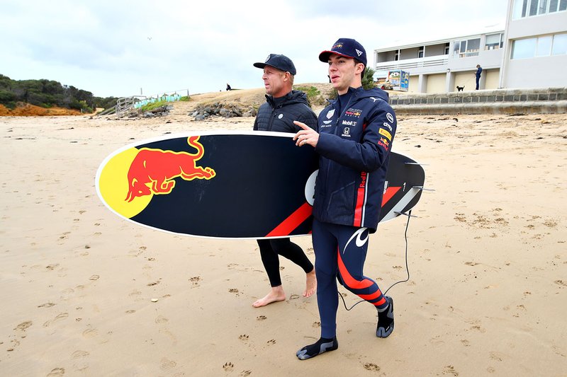 Pierre Gasly, Red Bull Racing surfeando con la leyenda del surf Mick Fanning