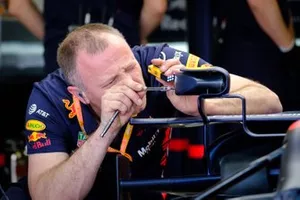 Un membre de Red Bull Racing au travail sur un rétroviseur de la voiture de Max Verstappen, Red Bull Racing RB15