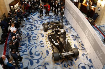 Kevin Magnussen, Haas F1 Team, Presentatrice Nicki Shields, William Storey, CEO Rich Energy, Guenther Steiner, Teambaas, Haas F1 en Romain Grosjean, Haas F1 Team