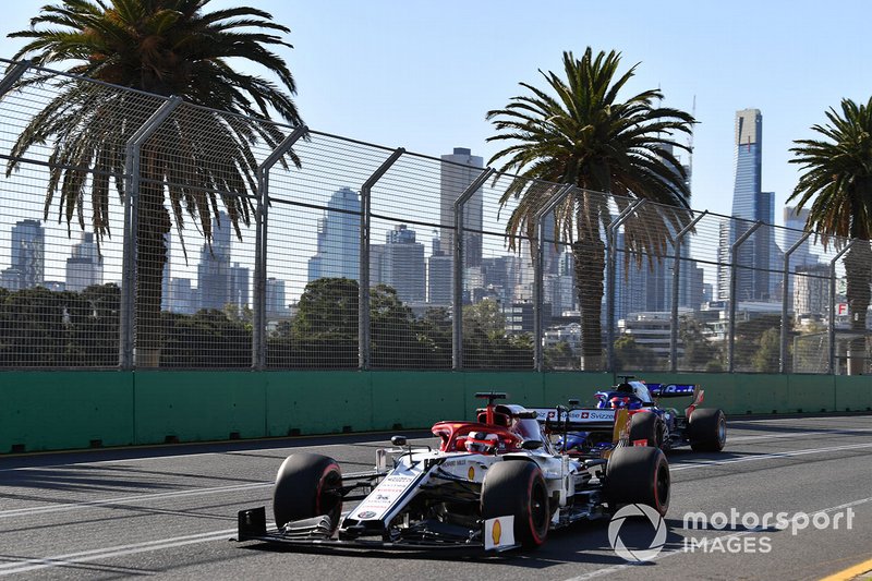 Kimi Raikkonen, Alfa Romeo Racing C38, precede Daniil Kvyat, Toro Rosso STR14