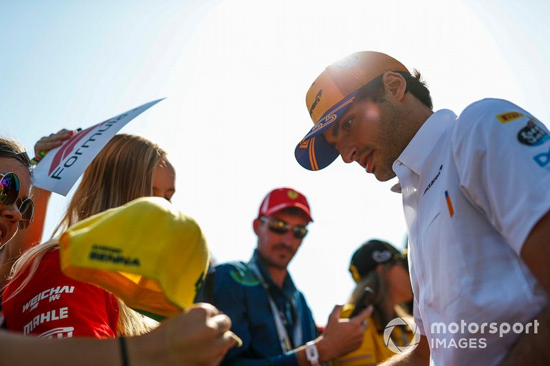 Carlos Sainz Jr., McLaren signs autographs for fans