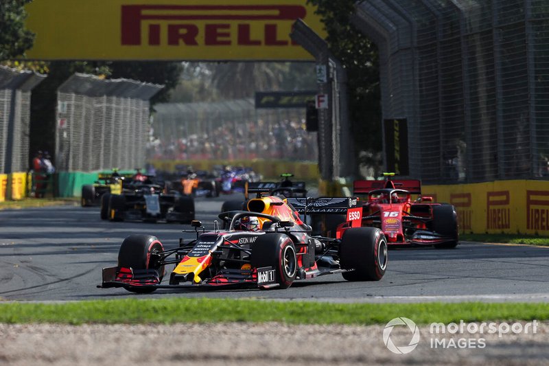 Max Verstappen, Red Bull Racing RB15, voor Charles Leclerc, Ferrari SF90, en Kevin Magnussen, Haas F1 Team VF-19