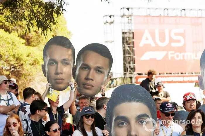 Tifosi con i ritratti di Alex Albon, Red Bull Racing.