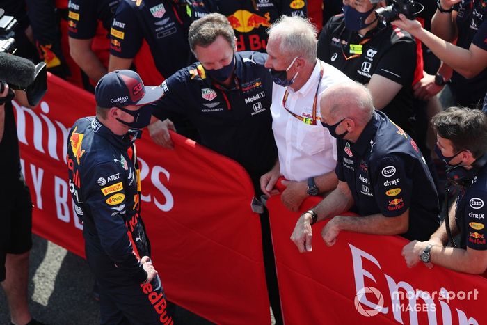 Max Verstappen, Red Bull Racing, celebra con Christian Horner, director del equipo, Red Bull Racing, Helmut Marko, consultor, Red Bull Racing, Adrian Newey, director técnico, Red Bull Racing, y el equipo Red Bull