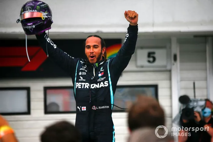 Ganador de la carrera Lewis Hamilton, Mercedes-AMG Petronas F1 celebra