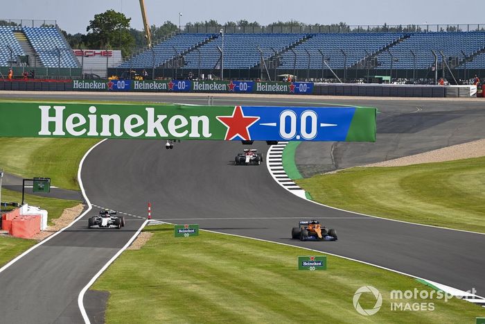 Carlos Sainz Jr., McLaren MCL35, Pierre Gasly, AlphaTauri AT01 