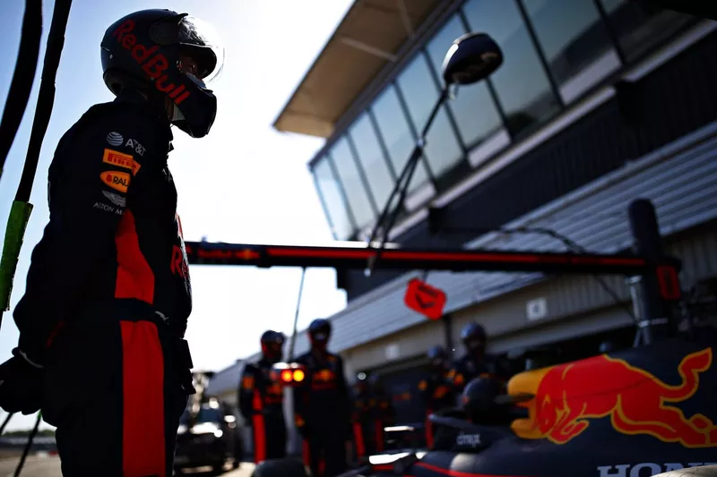 Un miembro de Red Bull Racing en el pitlane