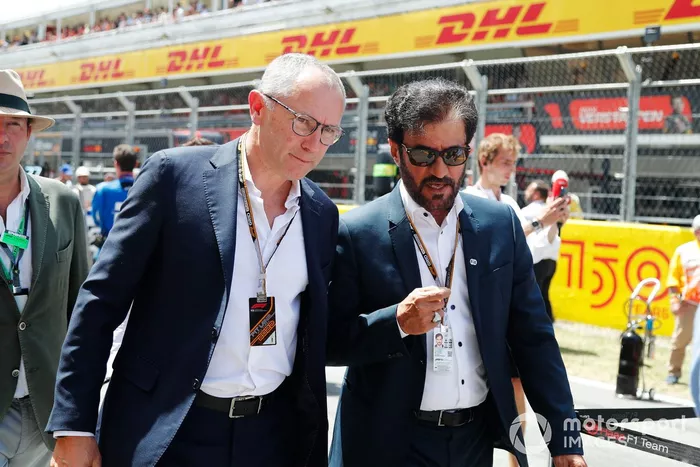 Stefano Domenicali, director general de la Fórmula 1, y Mohammed bin Sulayem, presidente de la FIA, en la parrilla de salida 