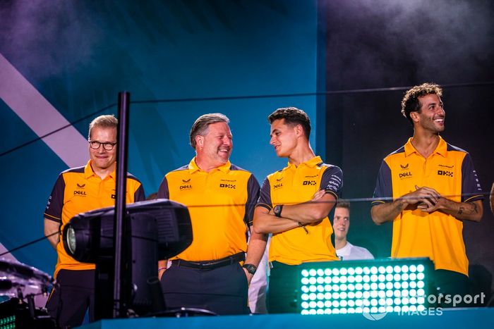 Andreas Seidl, director del equipo McLaren, Zak Brown, director general de McLaren Racing, Lando Norris, McLaren y Daniel Ricciardo, McLaren