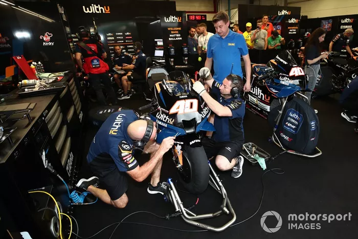 Ambiente del garaje de RNF MotoGP Racing