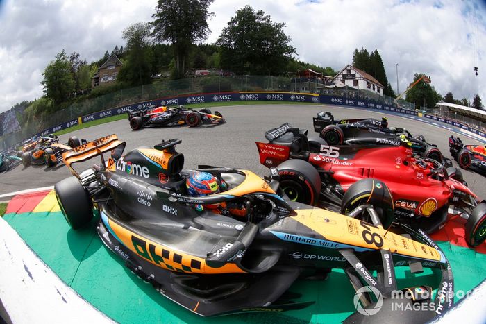 Carlos Sainz, Ferrari SF-23, Oscar Piastri, McLaren MCL60, chocan en la salida