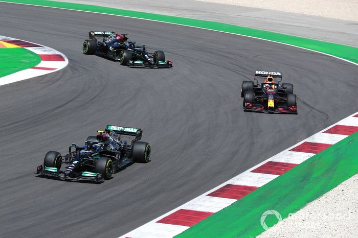 Valtteri Bottas, Mercedes W12, Max Verstappen, Red Bull Racing RB16B, Lewis Hamilton, Mercedes W12, Carlos Sainz Jr., Ferrari SF21