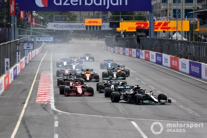 Lewis Hamilton, Mercedes W12, Pierre Gasly, AlphaTauri AT02, Charles Leclerc, Ferrari SF21, Sebastian Vettel, Aston Martin AMR21, al inicio