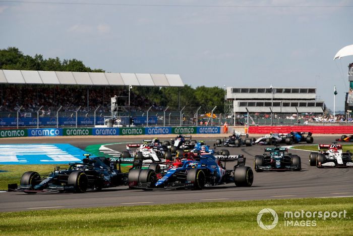 Sebastian Vettel, Aston Martin AMR21, Fernando Alonso, Alpine A521, Carlos Sainz Jr., Ferrari SF21, al inicio