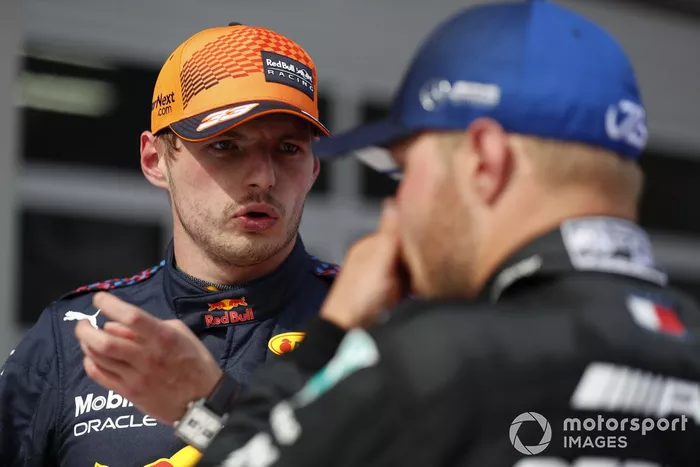 Ganador Max Verstappen, Red Bull Racing, y el segundo lugar  Valtteri Bottas, Mercedes, en Parc Ferme