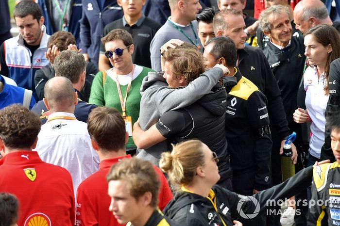 El hermano de Hubert en la parrilla del monumento conmemorativo de Anthoine Hubert