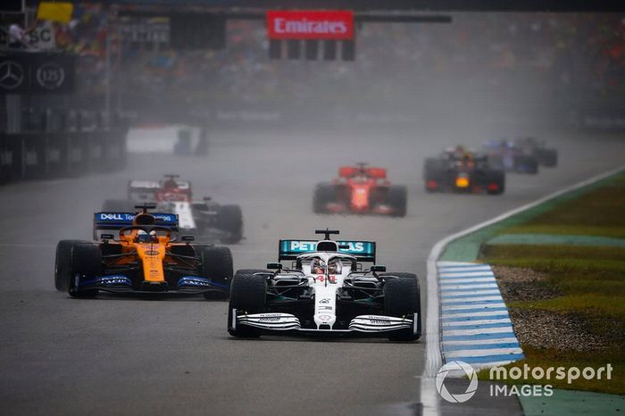 Lewis Hamilton, Mercedes AMG F1 W10, Carlos Sainz Jr., McLaren MCL34, Kimi Raikkonen, Alfa Romeo Racing C38