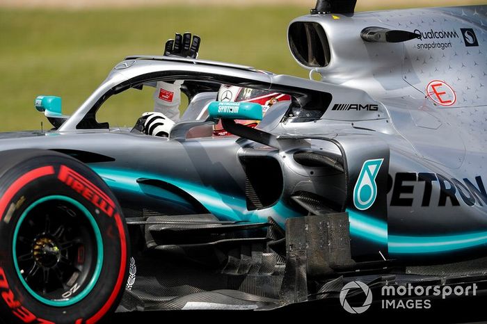 Lewis Hamilton, Mercedes AMG F1 W10, saluda a la afición