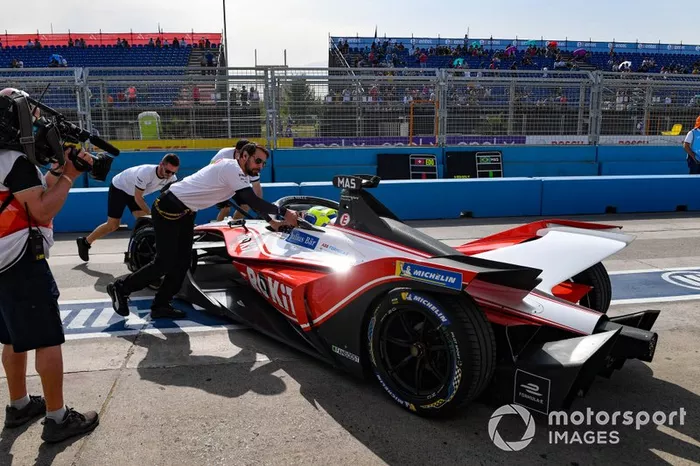 Mechanics push Felipe Massa, Venturi, EQ Silver Arrow 01