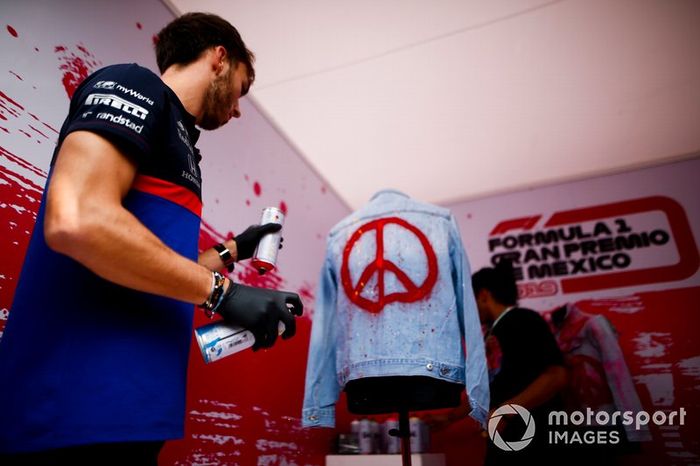 Pierre Gasly, Toro Rosso pinta una chaqueta con aerosol