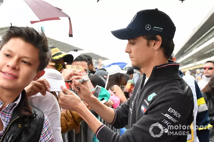 Esteban Gutiérrez, Mercedes AMG F1 firma un autógrafo para un aficionado 