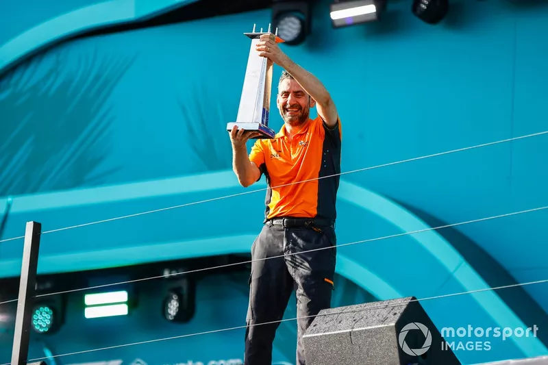 Andrea Stella, Team Principal, McLaren F1 Team, soulève le trophée des constructeurs sur le podium.