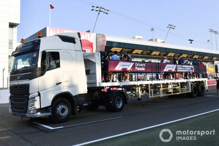 El autobús del desfile de pilotos
