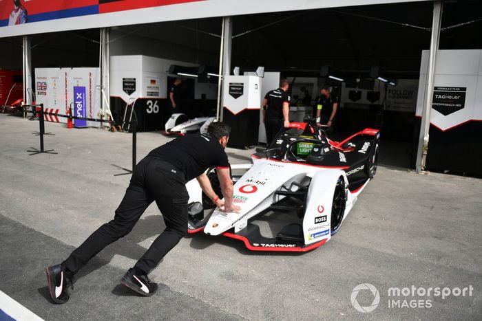 Mecánico empujando el coche de Pascal Wehrlein, Porsche, Porsche 99X Electric
