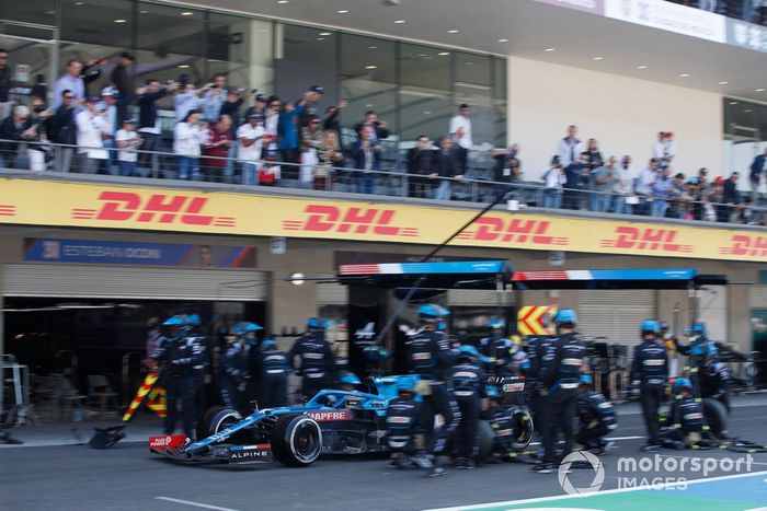 Fernando Alonso, Alpine A521, en pits