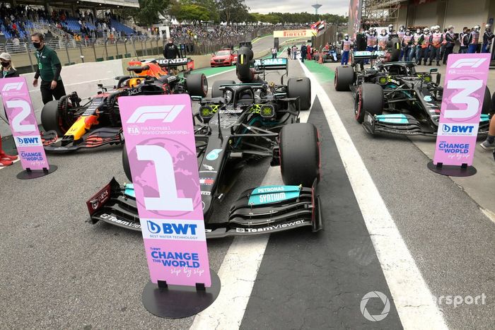 Los coches del Top3,  ganador de la pole Lewis Hamilton, Mercedes W12, tercero Valtteri Bottas, Mercedes W12, y segundo Max Verstappen, Red Bull Racing RB16B, en Parc Ferme tras la clasificación