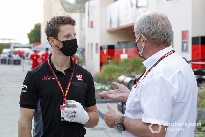 Romain Grosjean, Haas F1, habla con Helmut Marko, Consultor, Red Bull Racing 