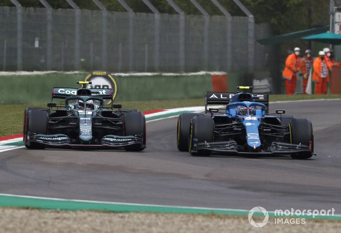 Esteban Ocon, Alpine A521, Sebastian Vettel, Aston Martin AMR21
